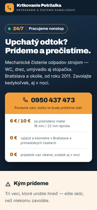 Úvod webu krtkovanie-petrzalka.sk: tmavomodrý nadpis o upchatom odtoku, oranžová karta s telefónom a cenami. — mobilné zobrazenie